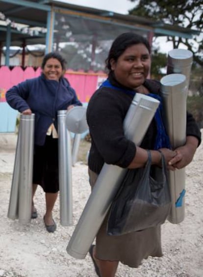 Mujeres de La Libertad (Chiapas, México) reciben material para construir cocinas (y consumir menos leña) y sanitarios ecológicos secos.