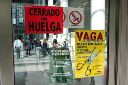Aviso de huelga en la entrada a la Ciudad de la Justicia de Valencia.