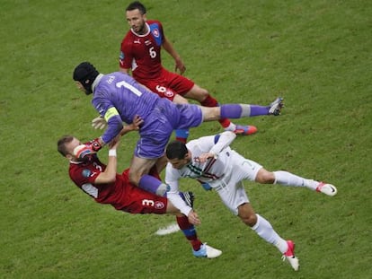 Cech sale a despejar un bal&oacute;n y choca con su compa&ntilde;ero Kadlec, ante Cristiano. 