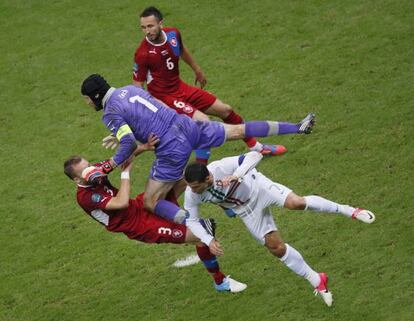 Cech sale a despejar un bal&oacute;n y choca con su compa&ntilde;ero Kadlec, ante Cristiano. 