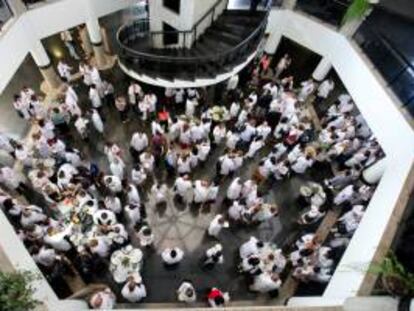 El acuerdo establece para los directivos un incremento salarial que dependerá del nivel de responsabilidad, y además el pago por nocturnidad a médicos, estomatólogos, personal de enfermería, técnicos y otros trabajadores del sector. EFE/Archivo