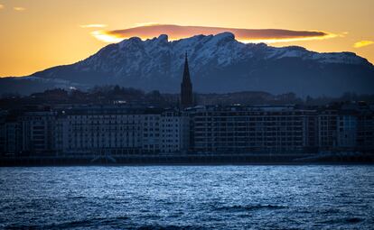 Vista de los montes Peñas de Aia nevados este viernes a primera hora en San Sebastián (Gizpukoa).