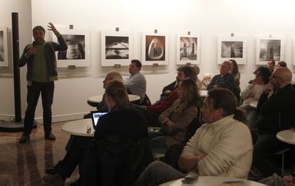 El fot&oacute;grafo Alfredo C&aacute;liz durante la explicaci&oacute;n de una de sus im&aacute;genes en el Instituto Cervantes 