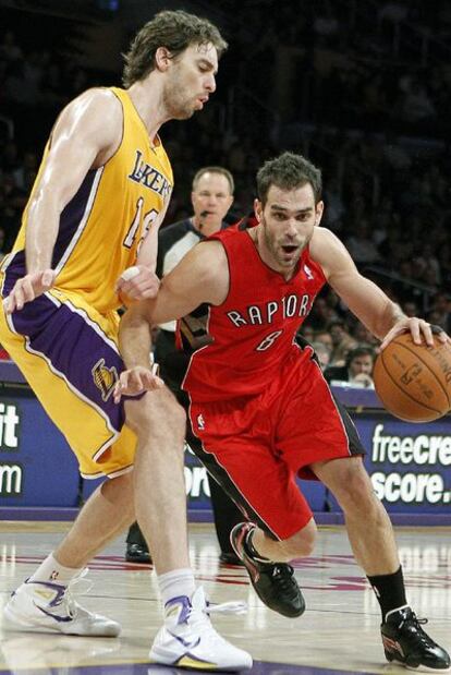 Calderón, jugador de los Toronto Raptors, trata de esquivar a su compañero de selección Pau Gasol, jugador de los Angeles Lakers.
