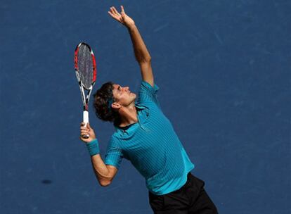 Federer realiza un saque durante el partido.