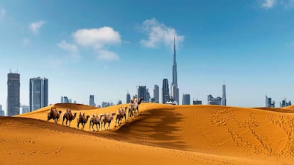 Burj Khalifa, o mais alto dos arranha-céus, destaca-se no horizonte da cidade de Dubai, nos Emirados Árabes Unidos.