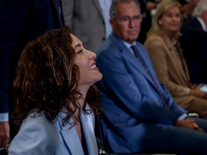 La presidenta de la Comunidad de Madrid, Isabel Díaz Ayuso, durante la entrega de los Premios Automovilísticos Fundación Eduardo Barreiros 2022, en el circuito de Madrid Jarama -RACE, este viernes.