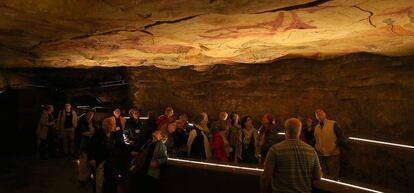 Visitantes de la reproducción de la cueva de Altamira, en abril de 2015.