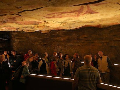 Visitantes de la reproducción de la cueva de Altamira, en abril de 2015.