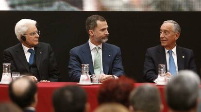 Felipe VI, entre Mattarella y Rebelo de Sousa, durante la cumbre anual Cotec Europa.