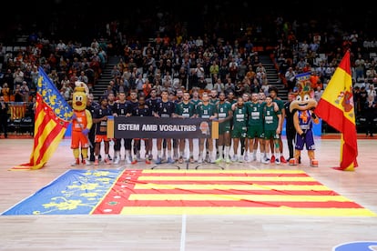 Valencia Basket (i) disputa, hoy martes, su primer partido oficial después de la dana enfrentándose, en la octava jornada de la Eurocup, a Cedevita Olimpia Ljubljana (d).