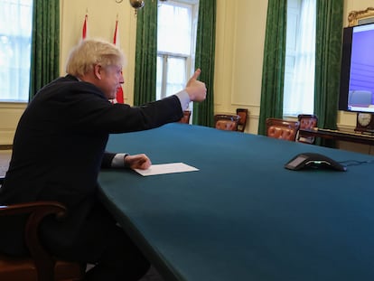 El primer minisro británico, Boris Johnson, hace señal de ok con la mano durante una videoconferencia con la presidenta de la Comisión Europea, Ursula von der Leyen.