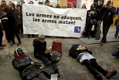 Protesta davant del Saló de l'Ensenyament.