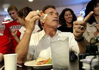 El candidato republicano a gobernador de California y actor, Arnold Schwarzenegger, en una pausa para comer.