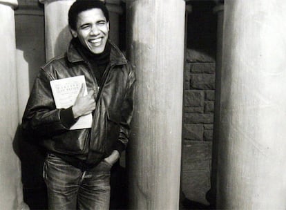 Obama estudió en la Escuela de Derecho de Harvard, donde se convirtió en el primer director negro de la prestigiosa publicación <i>Harvard Law Review</i>.