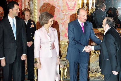 El rey Juan Carlos saluda a Rafael Sánchez Ferlosio en presencia de la Reina y el príncipe de Asturias.