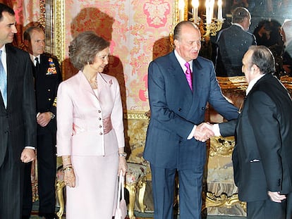 El rey Juan Carlos saluda a Rafael Sánchez Ferlosio en presencia de la Reina y el príncipe de Asturias.