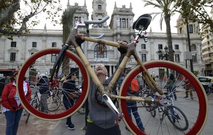 Una chica levanta su bicicleta, hecha de bambú, para mostrar su ligereza. Por las calles de Valencia ruedan a diario modelos de todo tipo. Los tramos en construcción entre final de este año y 2015 añadiran 17 kilómetros a la red de carriles bici.