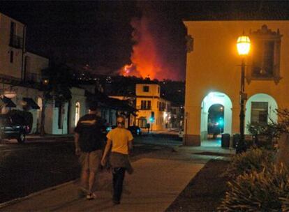Las llamas avanzan en las colinas de la localidad de Montecito, en Santa Barbara.