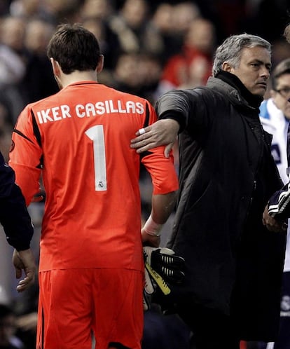 Mourinho saluda a Casillas tras retirarse lesionado.