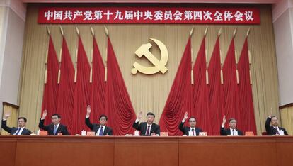 Xi Jingping (centro) preside el Comité Central del Partido Comunista de China.