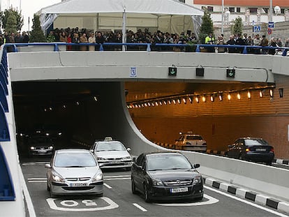 Imagen de los primeros coches que circulaban ayer por el recién inaugurado túnel de Cuatro Caminos.