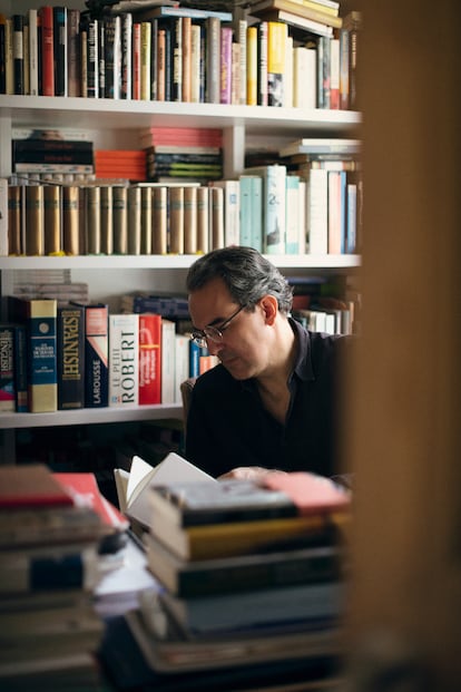 El autor Juan Gabriel Vásquez retratado en su despacho de su casa de Madrid el pasado diciembre.