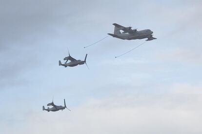 Durante la visita a la base de Morón, el secretario de Defensa de EE UU, Ashton Carter, y su homólogo español, Pedro Morenés, han observado una maniobra de simulacro de reabastecimiento en vuelo. En la imagen, un momento del ejercicio de repostaje de un avión Hércules a dos aviones Bell-Boeing V-22.