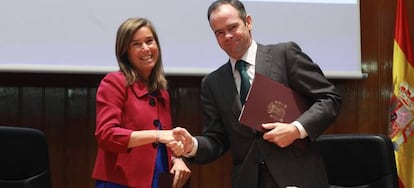 Ana Mato, ministra de Sanidad, e &Iacute;&ntilde;igo Meir&aacute;s, consejero delegado de Ferrovial, ayer, en la firma de los acuerdos.