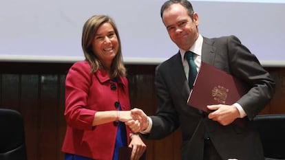 Ana Mato, ministra de Sanidad, e &Iacute;&ntilde;igo Meir&aacute;s, consejero delegado de Ferrovial, ayer, en la firma de los acuerdos.