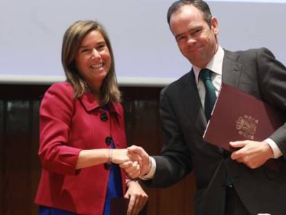 Ana Mato, ministra de Sanidad, e &Iacute;&ntilde;igo Meir&aacute;s, consejero delegado de Ferrovial, ayer, en la firma de los acuerdos.