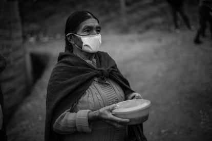 Sebastiana Cano, de 77 años, llegó de su pueblo en Ancash antes de la pandemia. Ella es partera y vino a Lima a ayudar a dar a luz a su nuera, Flor Fernández, y con la cuarentena ya no se pudo ir. Aquí no puede recibir su pensión de 65 soles (15,5 euros) cada dos meses, y su hijo que trabajaba en una fábrica de calzado se quedó en paro por la cuarentena, y no han recibido el bono del Gobierno. Ahora son tres adultos, un niño y un bebé de cinco meses en casa.