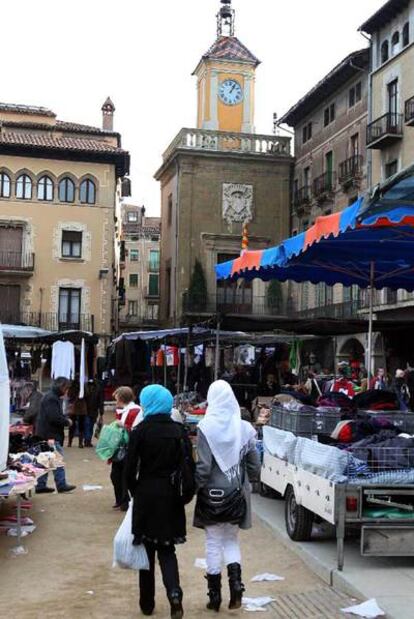 Mujeres con velo pasean por el mercado de Vic.