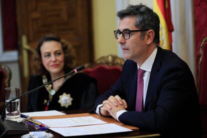 El ministro de la Presidencia, Félix Bolaños (d), en el acto de toma de posesión de Magdalena Valerio (i) como presidenta del Consejo de Estado, este jueves, en Madrid.