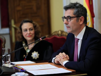 El ministro de la Presidencia, Félix Bolaños (d), en el acto de toma de posesión de Magdalena Valerio (i) como presidenta del Consejo de Estado, este jueves, en Madrid.