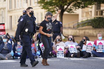 Una detenida durante una protesta contra la nominación de la juez Amy Coney Barrett, en Washington, el 15 de octubre.