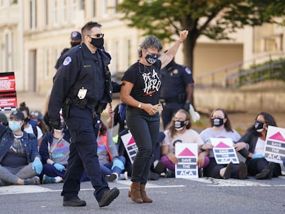 Una detenida durante una protesta contra la nominación de la juez Amy Coney Barrett, en Washington, el 15 de octubre.