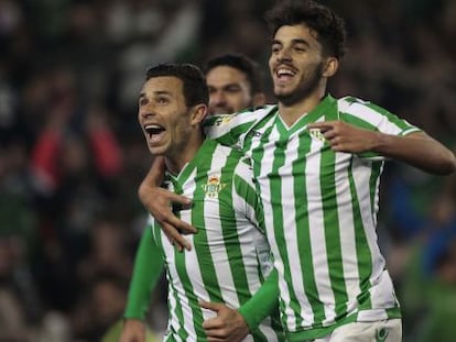 Rub&eacute;n Castro, junto a Dani Ceballos, celebra el segundo tanto del Betis. 