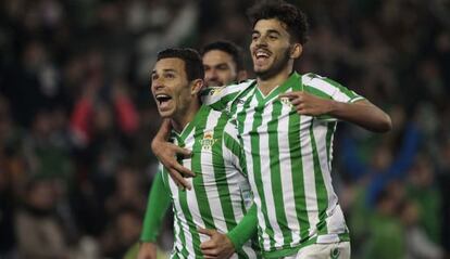 Rub&eacute;n Castro, junto a Dani Ceballos, celebra el segundo tanto del Betis. 