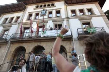 Representantes sindicales cuelgan una pancarta en el Ayuntamiento de Sestao (Bizkaia), hoy al término de la manifestación convocada por el consistorio "a favor del sector naval", tras la decisión de Bruselas de obligar a devolver las ayudas fiscales recibidas por los astilleros entre 2007 y 2011 por considerarlas ilegales.