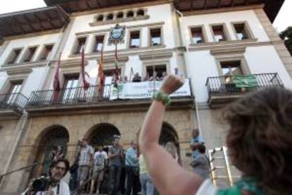 Representantes sindicales cuelgan una pancarta en el Ayuntamiento de Sestao (Bizkaia), hoy al término de la manifestación convocada por el consistorio "a favor del sector naval", tras la decisión de Bruselas de obligar a devolver las ayudas fiscales recibidas por los astilleros entre 2007 y 2011 por considerarlas ilegales.