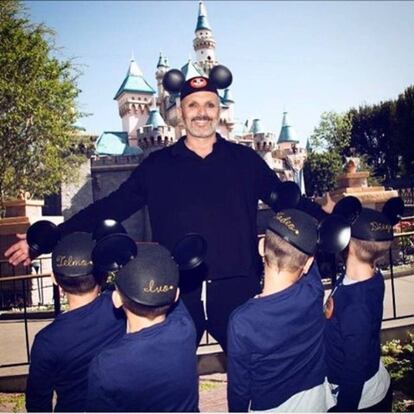 Bosé con los cuatro hijos que ha criado junto a Palau.