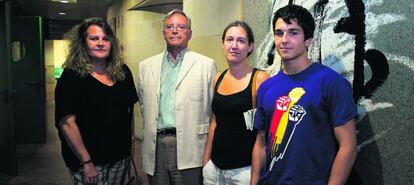 De izquierda a derecha, Carmen Gonz&aacute;lez, defensora universitaria; Daniel Pe&ntilde;a, rector de la Carlos III; la profesora Mar&iacute;a Luz Castellanos, y Anatolio Alonso, estudiante de Medicina. Posan en las instalaciones de EL PA&Iacute;S en Madrid, tras su encuentro. 