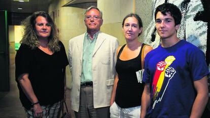 De izquierda a derecha, Carmen González, defensora universitaria; Daniel Peña, rector de la Carlos III; la profesora María Luz Castellanos, y Anatolio Alonso, estudiante de Medicina. Posan en las instalaciones de EL PAÍS en Madrid, tras su encuentro.