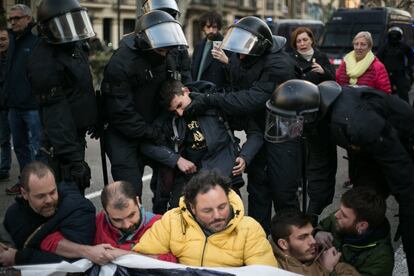 La huelga, convocada por el sindicato independentista Intersindical-CSC en protesta por el juicio del 'procés', cuenta con el apoyo de medio centenar de formaciones y entidades, como la CUP, el PDeCAT, ERC, Arran, Unió de Pagesos o la Crida Nacional per la República, y el aval del Govern, que ha suspendido su agenda política por esta convocatoria de paro. En la imagen, los Mossos disuelven a los huelguistas en Barcelona.