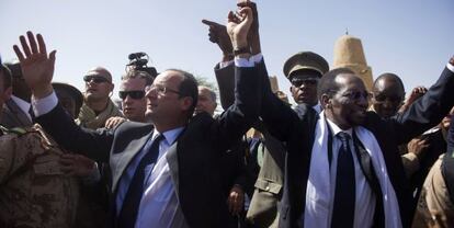 El presidente francés, François Holllande (i), y el presidente de Malí, Dioncounda Traore (d), el 2 de febrero en Tombuctú.