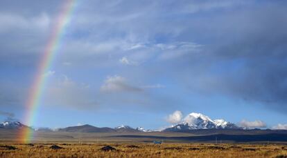 Un arcoiris pinta el paisaje en Huayna Potosí, una montaña situada en el departamento de La Paz, al noroeste de Bolivia.