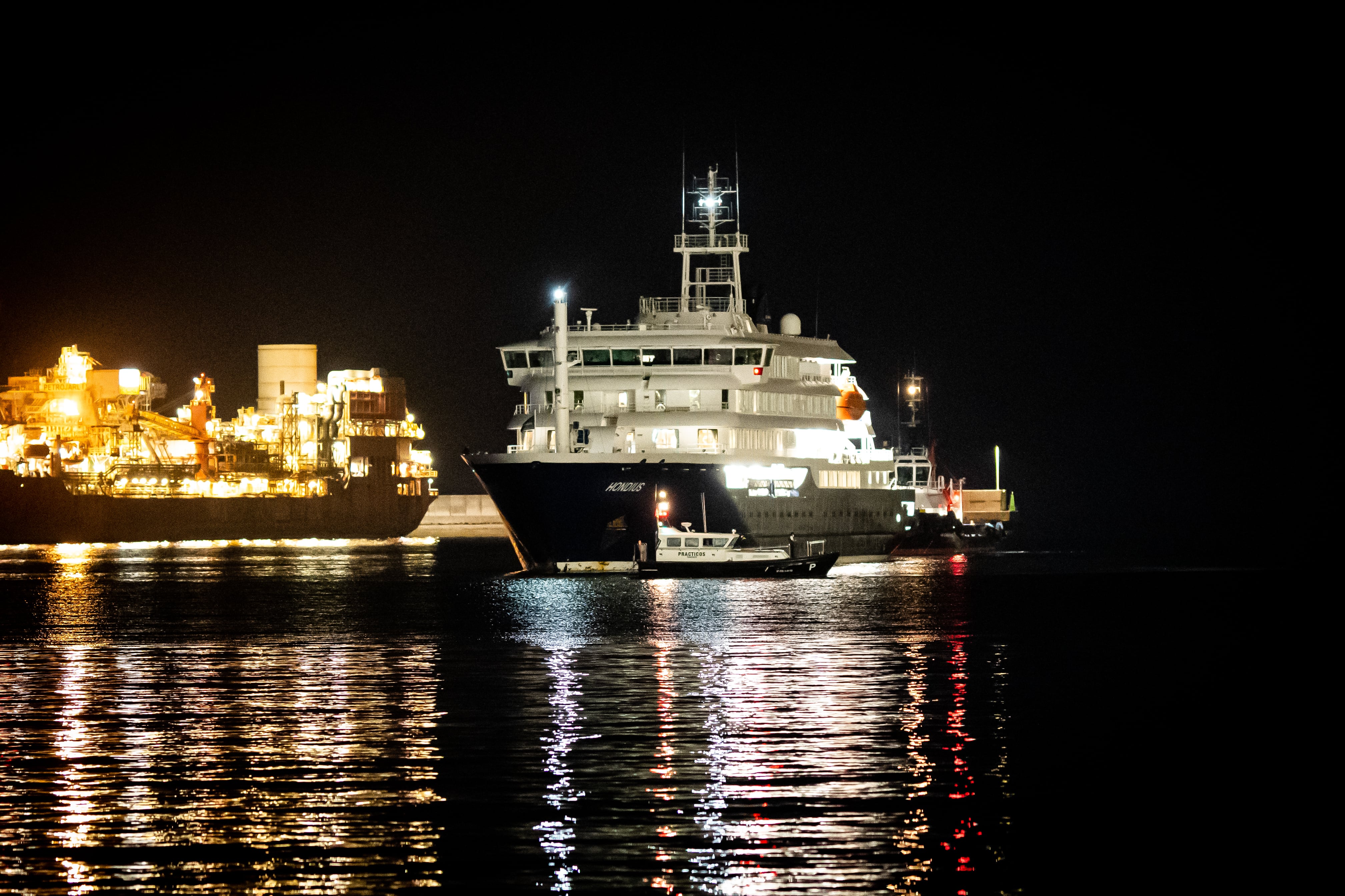 Última hora del brote de hantavirus, en directo | El crucero ‘MV Hondius’ está ya en el puerto de Granadilla (Tenerife) para iniciar el desembarco de los pasajeros