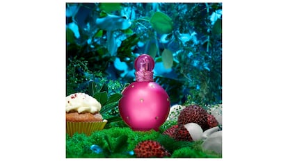 Perfume con notas florales y frutales.