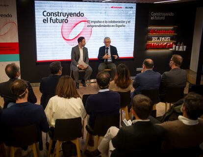 El periodista de EL PAÍS, Hugo Gutiérrez (izquierda), entrevista al CEO de Santander España, Ángel Rivera, durante el evento del pasado martes en el Work Café Santander.
